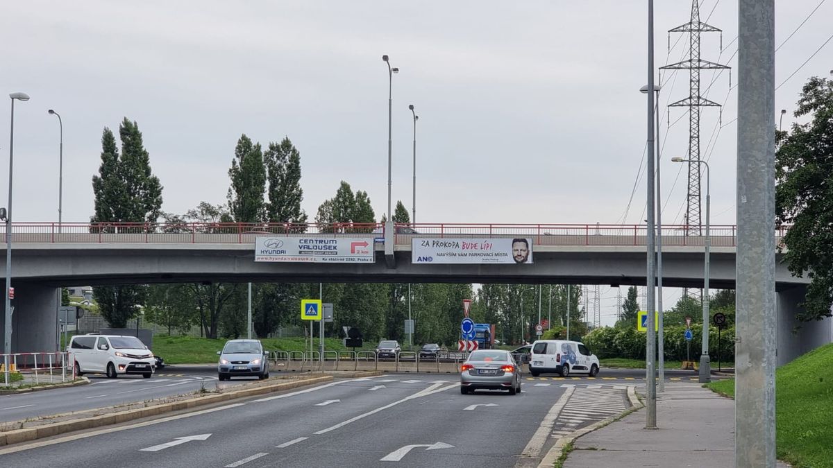 Reklamy z pražských mostů už měly zmizet. Nyní se hodí některým kandidátům do voleb